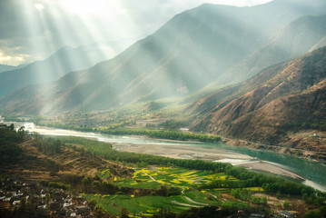 Eine berühmte Biegung des Jangtse-Flusses in der Provinz Yunnan, China, zuerst