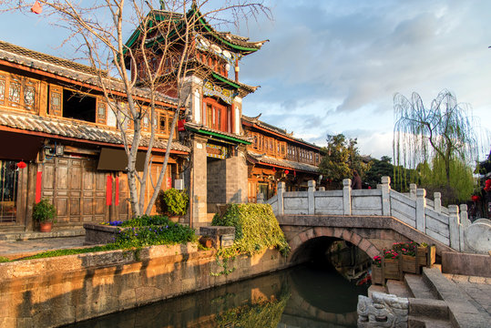 Fototapeta Scenic street , canal and buiding in the Old Town of Lijiang. Li