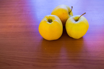 Яблоки на столе. Apples on the desk