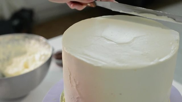 the woman in the apron making cake