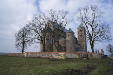 Fototapeta na wymiar Kolegiata w Tumie, kościół romański