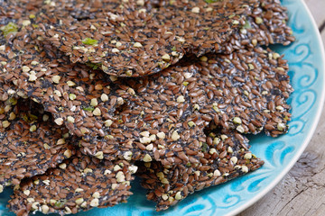 Flaxseed crackers with seaweed