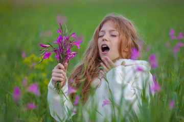 child sneezing allergic to flower pollen - 107801643