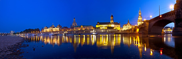 Fototapeta na wymiar Panorama Dresden, Blaue Stunde