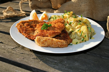 organisch lifestyle schnitzel wiener mit kartoffelsalat hölzern urban modern