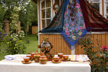 Самовар расписной на природе