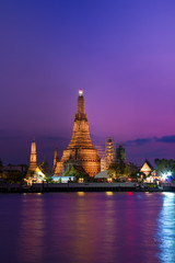 Naklejka premium Atmosphere Wat Arun in night
