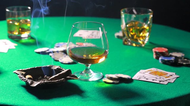 Smoking a cigar on the table to play poker with whiskey
