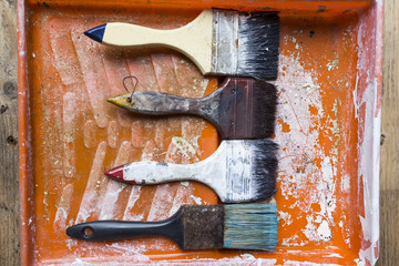old brushes on the painting tray