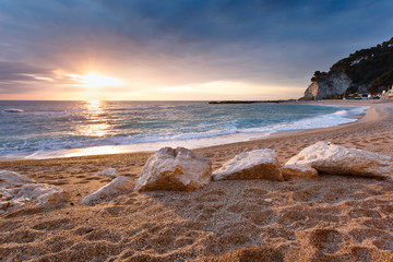 Alba in riva al mare