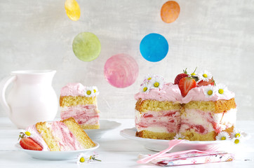Erdbeertorte mit Frischkäsecreme und Sahne