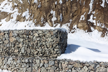Protection of the mountain highway against rocky taluses