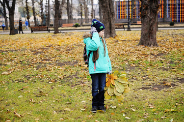 Fototapeta premium Kid girl with in the beauty fall park