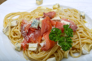 Pasta with salmon and cheese