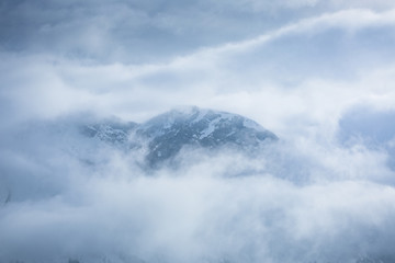 pic brouillard brume montagne sommet altitude nuage blanc coton