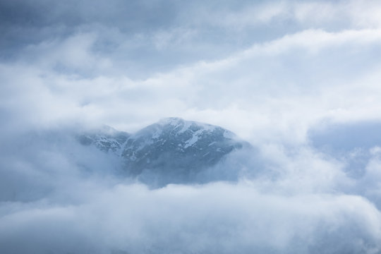 Fototapeta pic brouillard brume montagne sommet altitude ascension nuage bl