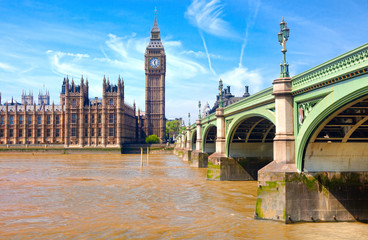 Naklejka premium London westminster houses of parliament and bridge on river thames in a sunny day