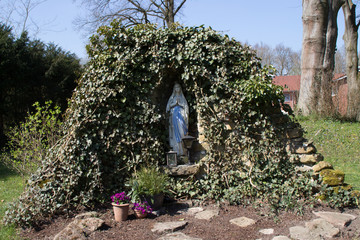 Eine Marienstatue in einem Klostergarten