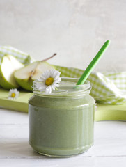 grüner Smoothie mit Wildkräutern und Birne
