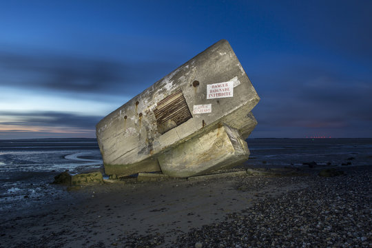 Blockhaus en ruine au bord de la mer &agrave; La Pointe du Hourdel