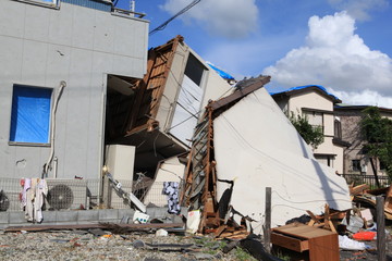 竜巻で倒壊した住宅