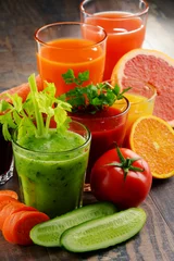Crédence de cuisine en verre imprimé Jus Verres avec des jus de fruits et légumes biologiques frais