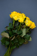 Букет жёлтых роз на серо-синем фоне