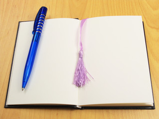 Arbeitsbuch auf dem Tisch