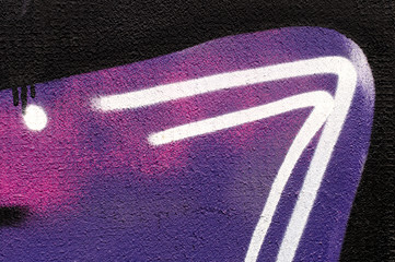 Ausschnitt aus einem Graffiti (Graffito) in violett, schwarz und weiß