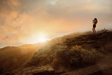 Frau Fotografiert Sonnenuntergang Im Gebirge