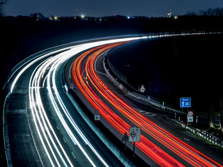 Lichtstreifen Autobahn bei Nacht, Langzeitbelichtung, light trail at night