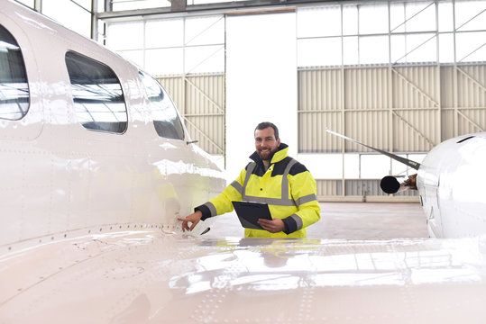 Flugzeugmechaniker kontrolliert Learjet in einem Hangar