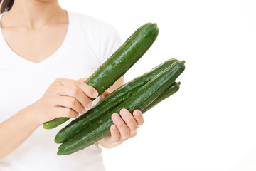 キュウリを持つ女性