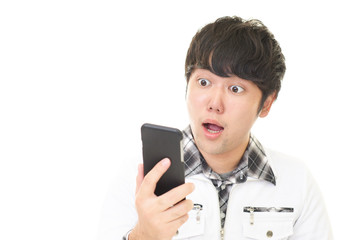 驚いた表情の青年