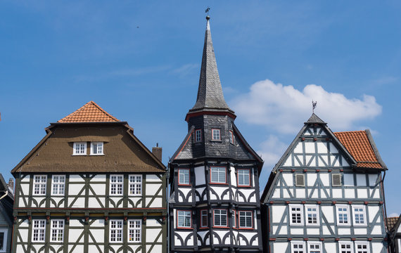 Fassade von wundersch&ouml;nen Fachwerkh&auml;usern am Marktplatz in Fritzlar, Nordhessen, Deutschland