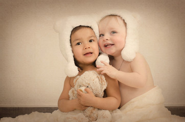 kinder mit Eisbärmützen lachen und kuscheln