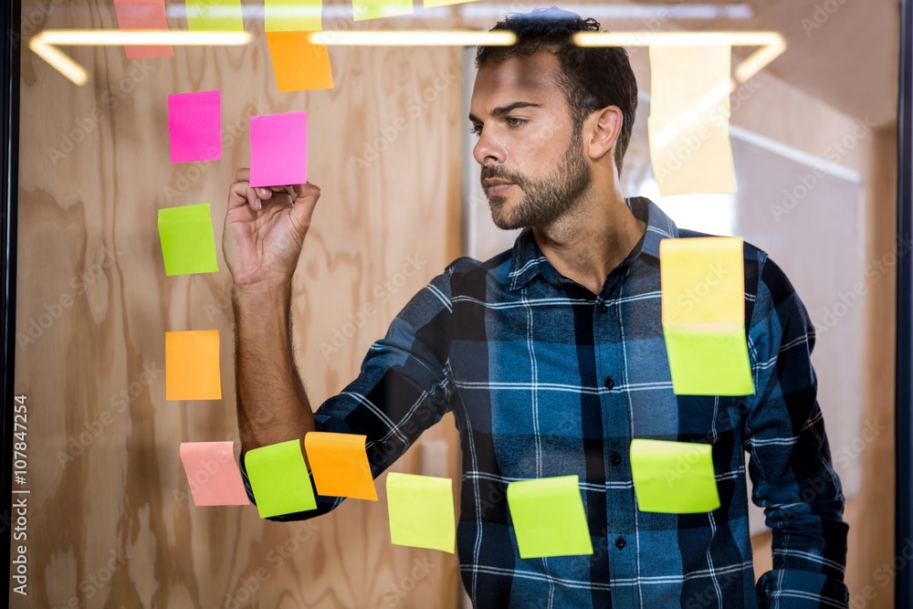 Aufkleber man writing on sticky notes