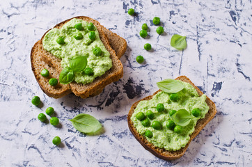 Sandwich with pea puree