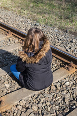 Aktivistin auf Gleis