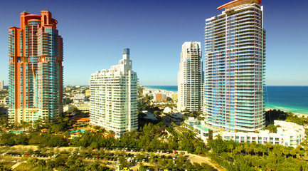 Obraz premium Miami Beach aerial view from South Pointe Park, Florida on a sun