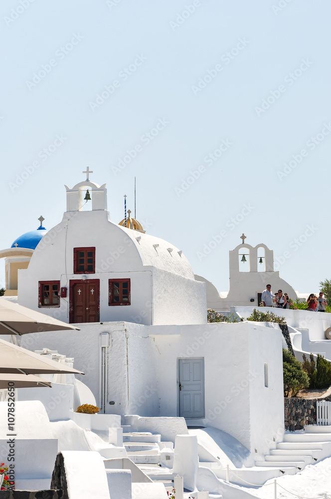 Wall mural santorini tourists