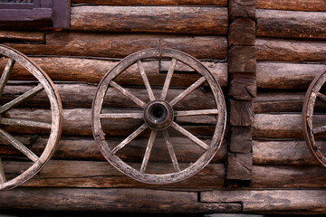 Obraz premium cart wagon old wheel on wooden wall