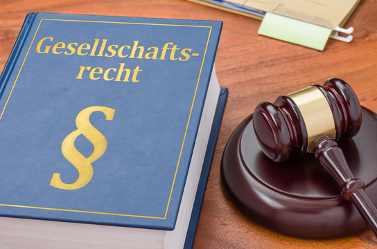 Gesetzbuch mit Richterhammer - Gesellschaftsrecht