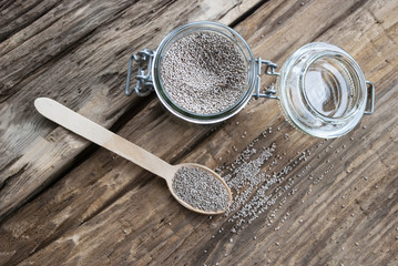 Superfood Chia Samen in Einmachglas auf Holz / Treibholz Hintergrund mit Textfreiraum