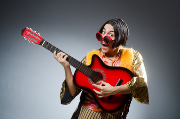 Obraz premium Man with guitar in musical concept