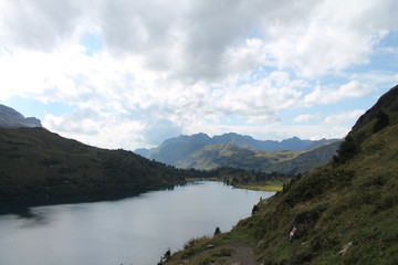Fototapeta na wymiar Großer See in der Schweiz zwischen Bergen