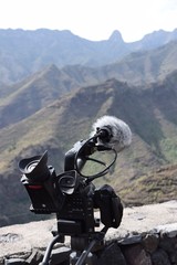 Fototapeta premium Kamera und Mikrofon vor Bergmassiv - Pause bei den Dreharbeiten