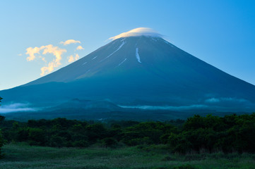 朝日をうける富士山と笠雲