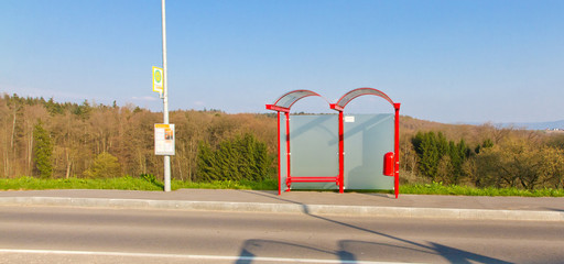 Bushaltestelle auf dem Land