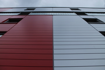 Obraz premium Gebäude mit senkrechten und waagrechten Linien von unten, Zentralperspektive, Statisch